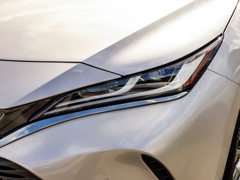 Used 2024 Toyota Venza XLE AWD/4WD image 41