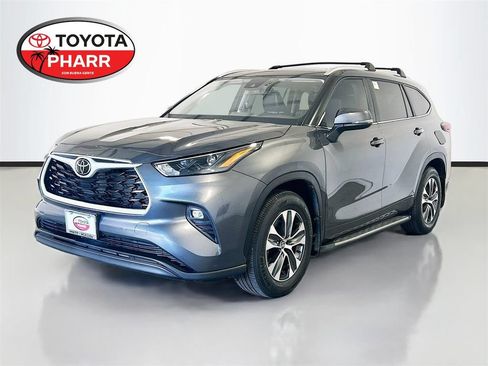 Used 2025 Toyota Highlander XLE FWD image 1