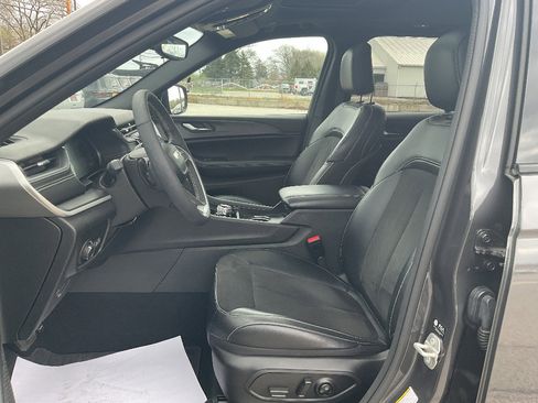 Used 2023 Jeep Grand Cherokee Altitude AWD/4WD image 8