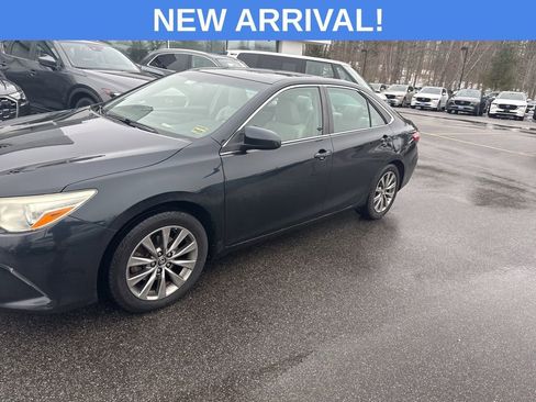 Used 2015 Toyota Camry XLE w/ Moonroof Package image 2