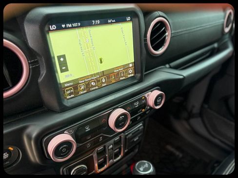 Used 2020 Jeep Wrangler Unlimited Sahara AWD/4WD image 27