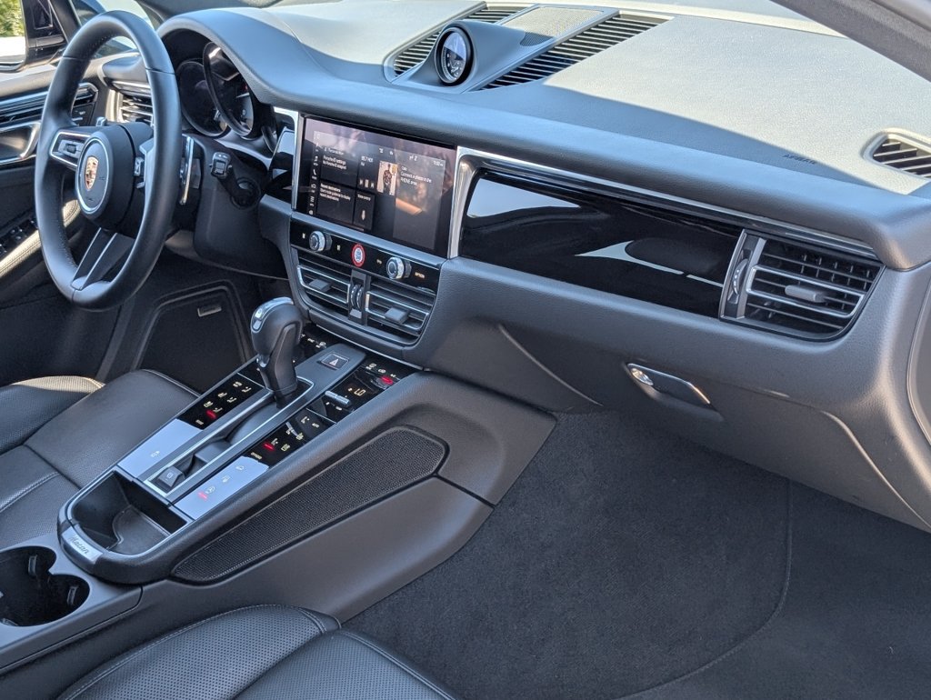 Certified 2025 Porsche Macan AWD/4WD image 13