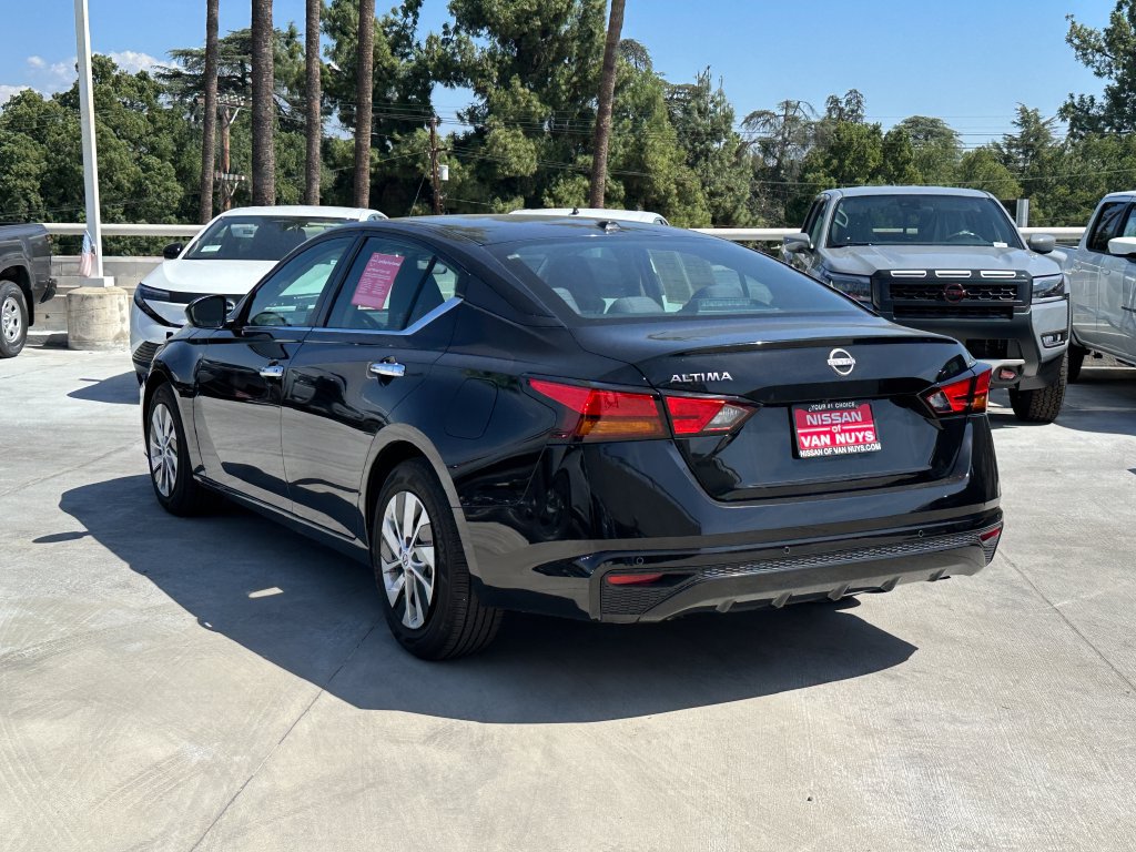 Used 2025 Nissan Altima 2.5 S FWD image 3
