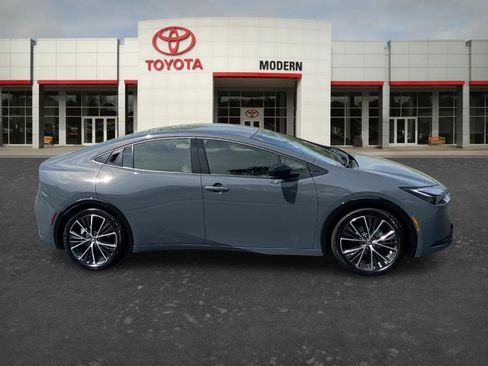 Used 2025 Toyota Prius XLE FWD image 4