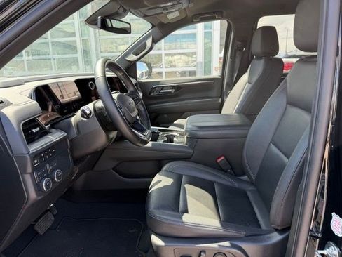 Used 2025 Chevrolet Suburban Z71 image 9