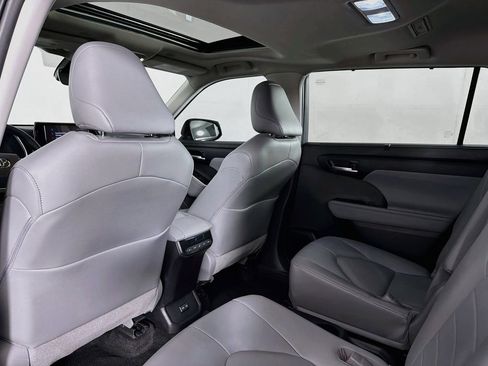 Used 2023 Toyota Highlander XLE FWD image 19