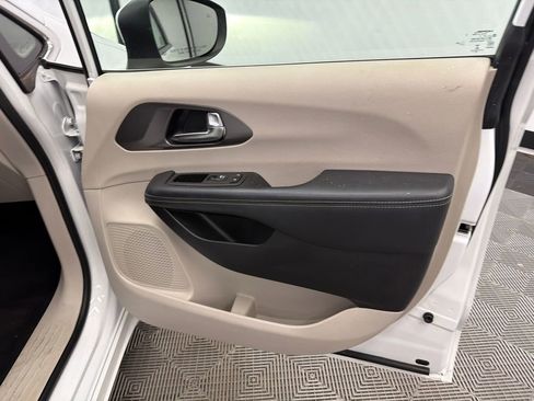 Used 2023 Chrysler Pacifica Touring-L FWD image 16