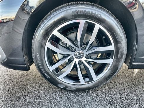 Used 2025 Volkswagen Jetta SE w/ Sunroof Package image 9