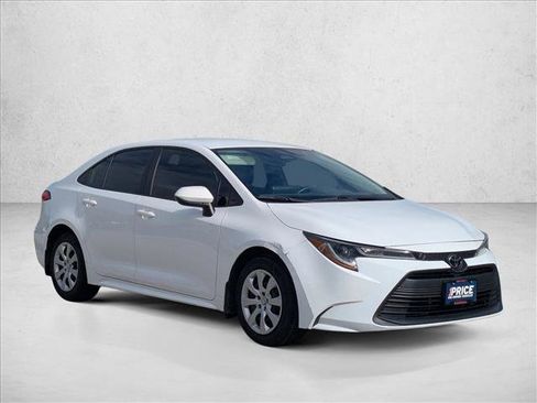 Used 2023 Toyota Corolla LE image 3