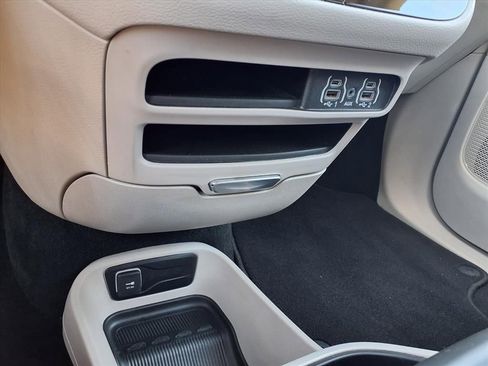 Used 2024 Chrysler Pacifica Touring-L FWD image 13