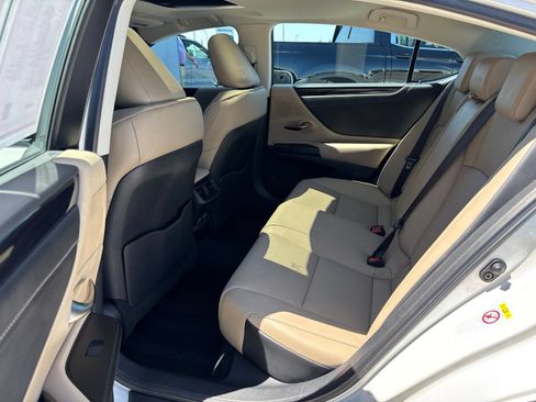 Used 2019 Lexus ES 350 w/ Premium Package FWD image 12