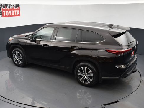 Used 2022 Toyota Highlander XLE AWD/4WD image 23