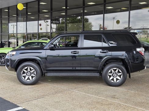 Used 2024 Toyota 4Runner TRD Off-Road image 3