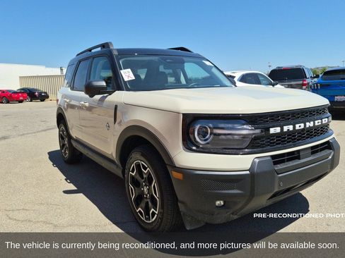 Used 2025 Ford Bronco Sport Outer Banks w/ Outer Banks Tech Package+ AWD/4WD image 3