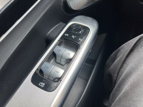 Used 2025 Mercedes-Benz GLC 300 4MATIC image 15