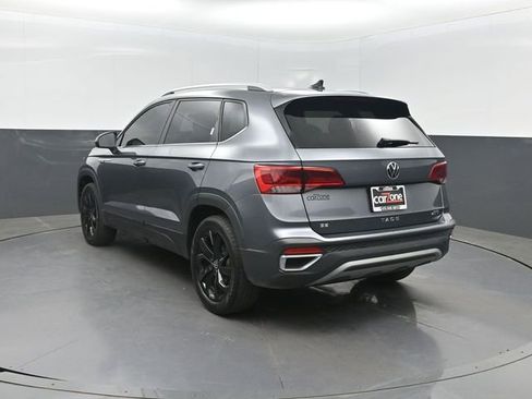 Used 2022 Volkswagen Taos SE w/ Panoramic Sunroof Package image 3