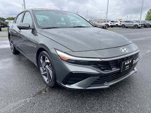 Used 2024 Hyundai Elantra Limited FWD image 9