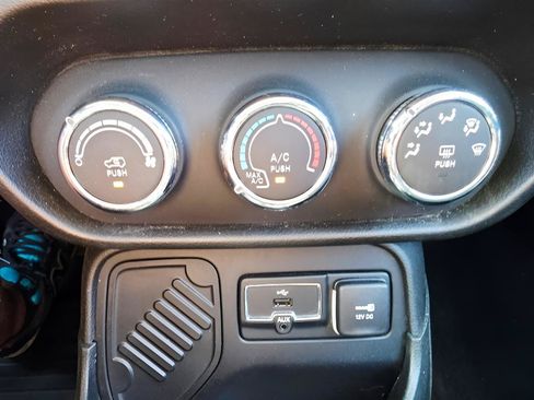 Used 2015 Jeep Renegade Latitude FWD image 30