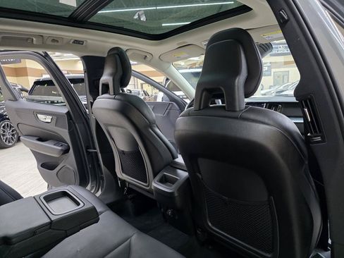 Used 2018 Volvo XC60 T5 Momentum w/ Convenience Package AWD/4WD image 25