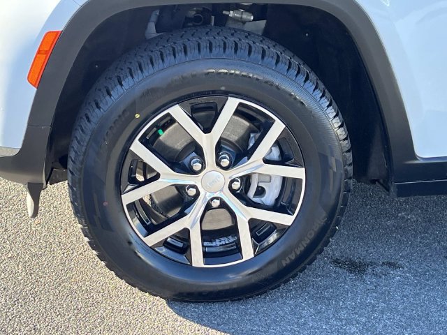 Certified 2024 Jeep Grand Cherokee L Limited AWD/4WD image 11