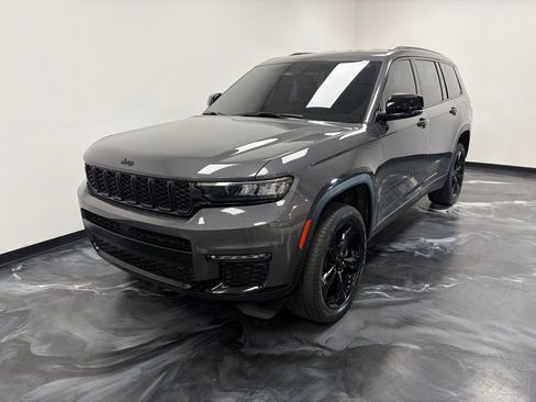 Used 2024 Jeep Grand Cherokee L Limited w/ Black Appearance Package image 18