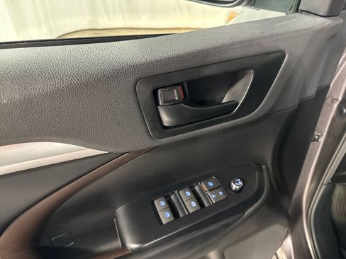 Used 2019 Toyota Highlander Plus AWD/4WD image 15