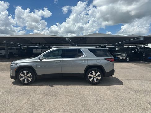 Used 2023 Chevrolet Traverse LT w/ LT Premium Package FWD image 9