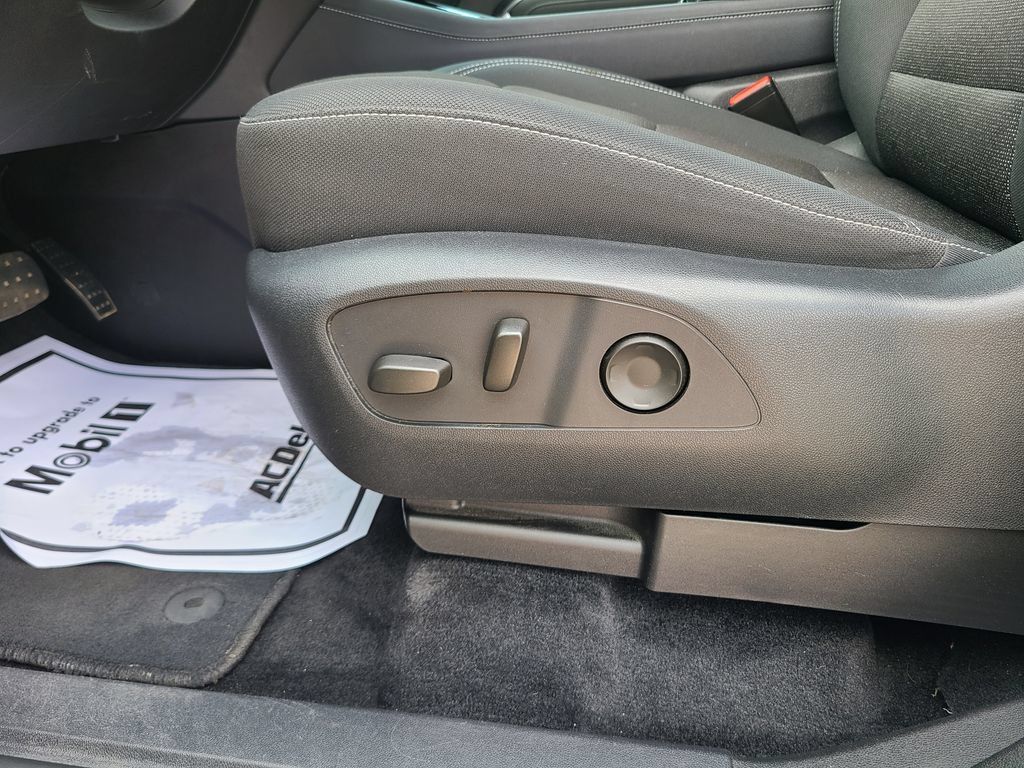 Used 2024 Chevrolet Traverse LT FWD image 22