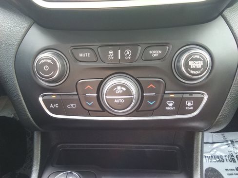Used 2020 Jeep Cherokee Trailhawk w/ Cold Weather Group AWD/4WD image 20