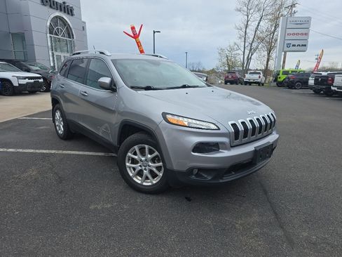 Used 2017 Jeep Cherokee Latitude w/ Cold Weather Group AWD/4WD image 1