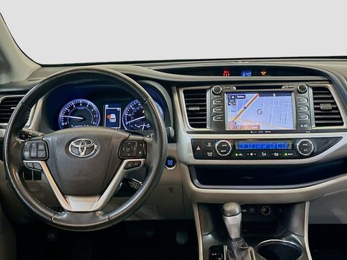 Used 2019 Toyota Highlander XLE FWD image 21