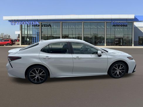 Used 2024 Toyota Camry SE FWD image 5