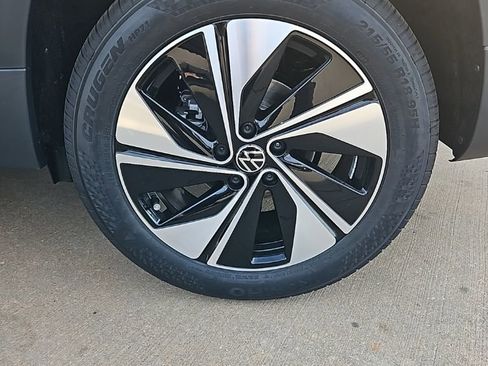 New 2026 Volkswagen Taos SE image 9