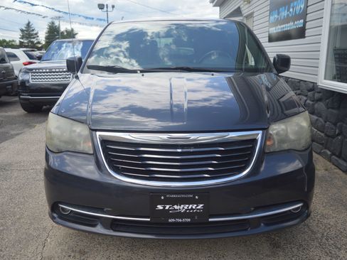 Used 2014 Chrysler Town & Country S FWD image 8