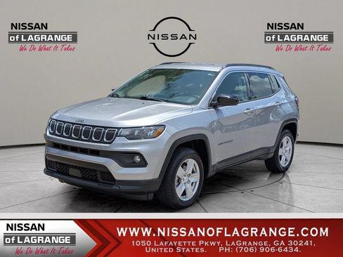 Used 2022 Jeep Compass Latitude w/ Convenience Group AWD/4WD image 1