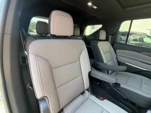 Used 2025 Chevrolet Traverse LT w/ Sun and Wheel Package FWD image 32