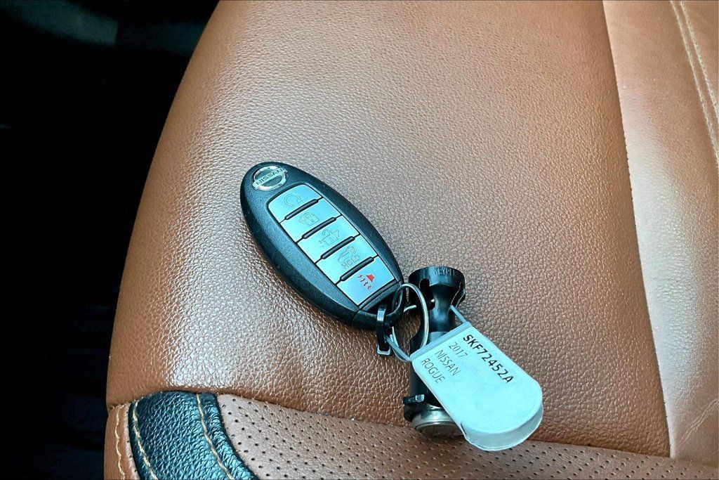 Used 2017 Nissan Rogue SL w/ SL Premium Package AWD/4WD image 11