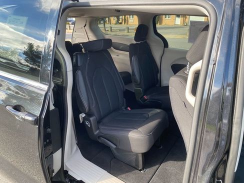 Used 2022 Chrysler Voyager LX image 26