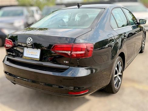 Used 2017 Volkswagen Jetta SE FWD image 4