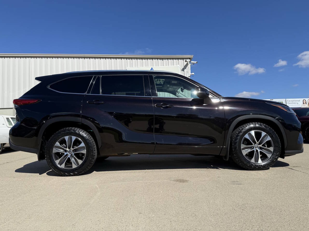Used 2021 Toyota Highlander XLE AWD/4WD image 28