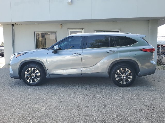 Used 2020 Toyota Highlander XLE FWD image 12