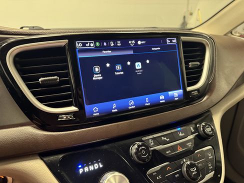 Used 2021 Chrysler Pacifica Touring-L image 27