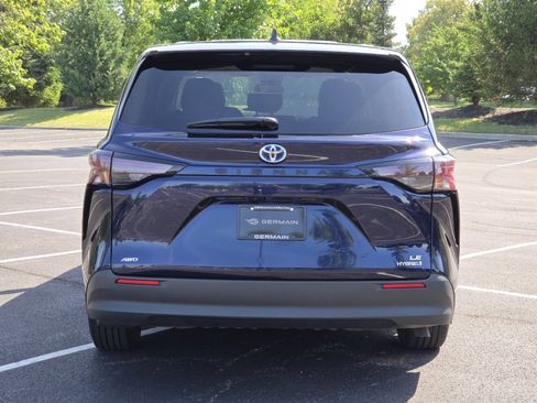 Used 2024 Toyota Sienna LE AWD/4WD image 20