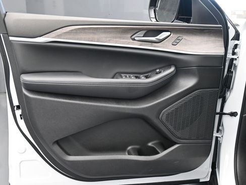 New 2025 Jeep Grand Cherokee L Limited image 24