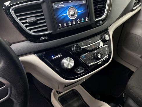 Used 2021 Chrysler Voyager LX FWD image 21