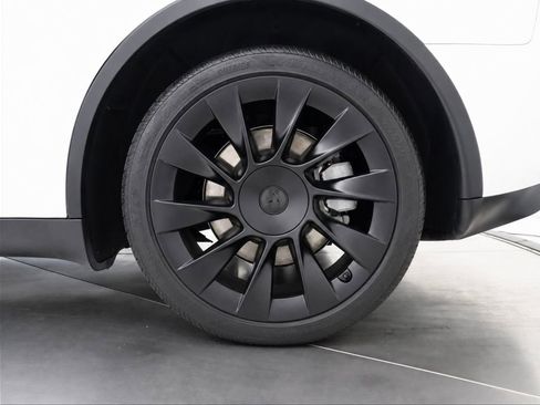 Used 2023 Tesla Model Y Long Range AWD/4WD image 40