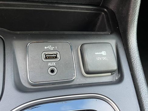 Used 2019 Jeep Cherokee Limited image 23