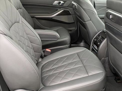 Used 2024 BMW X7 xDrive40i w/ Premium Package image 23