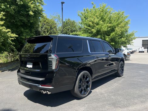 New 2026 Chevrolet Suburban High Country AWD/4WD image 8
