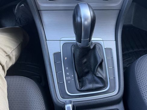 Used 2017 Volkswagen Golf S image 33